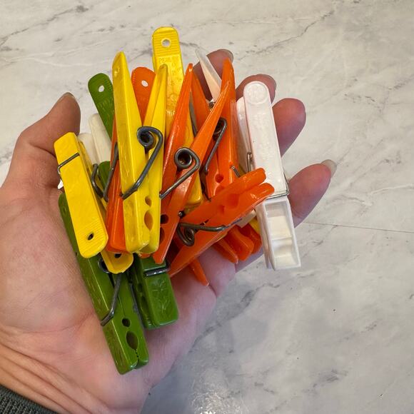 Vintage Mcm kitschy plastic clothes pin orange avocado green yellow flower print - Picture 6 of 8